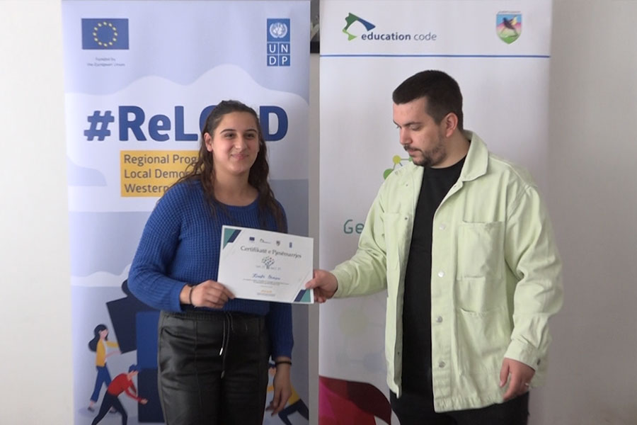 Dozens of young people from Fusha Kosova get certified for graphic design