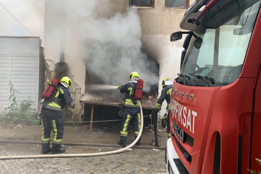 House catches fire in Prishtina