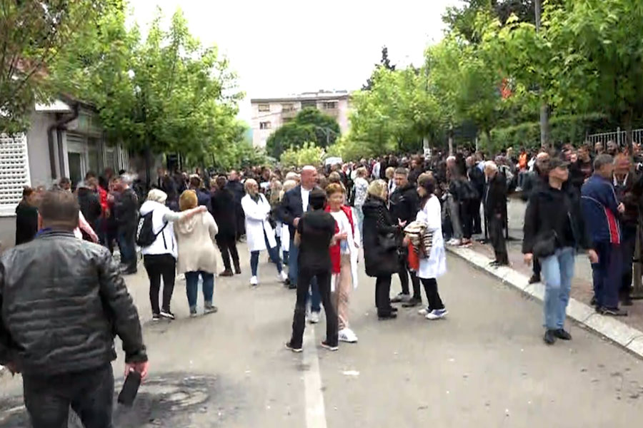 The media are constantly being obstructed by Serbian protesters in Zveqan