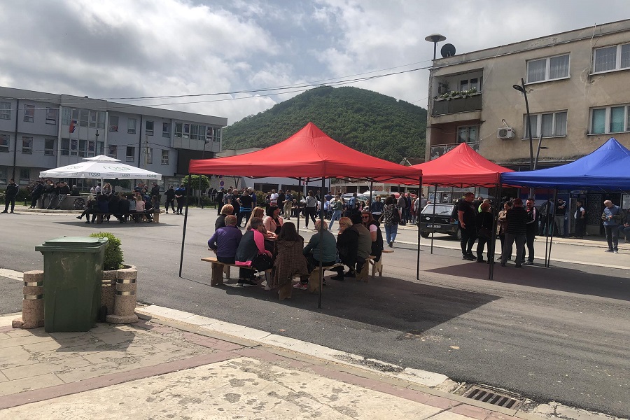 Calm situation in Zubin Potok, dozens of protesters in front of the municipal building