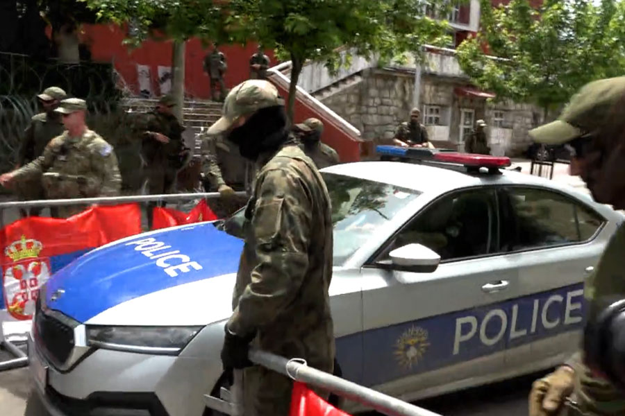 KFOR enables the removal of the Police car blocked from the Serbian protesters in Zveçan