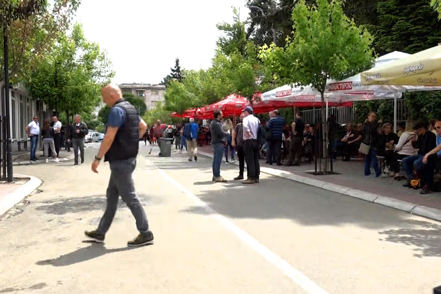 Serbian protesters even today gather in front of municipalities in the north