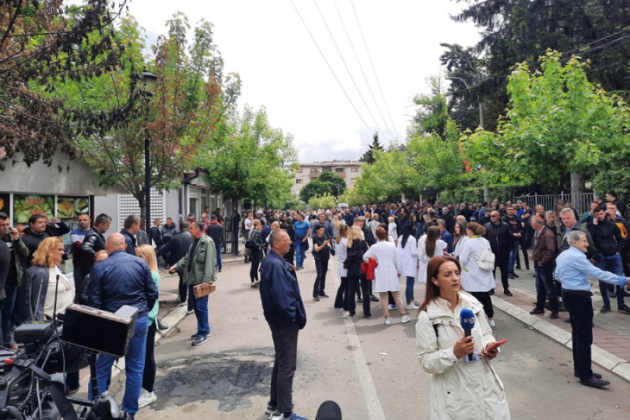 Serbs continue their protests in front of municipal buildings in the north