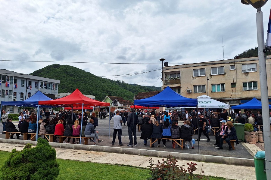 Protesters try to forcibly enter the municipality of Leposaviq