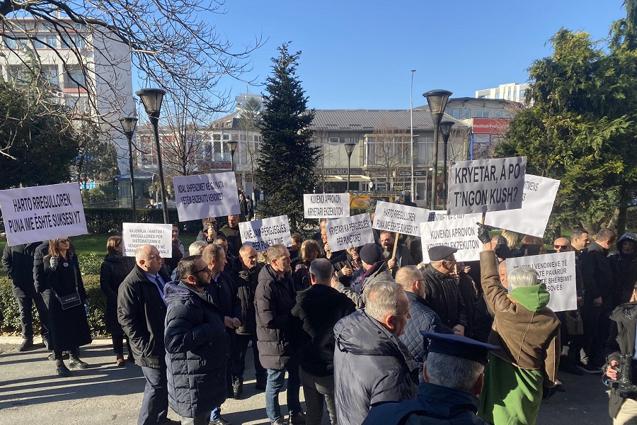 Protest; officials of five institutions in Prishtina demand the systematization of jobs