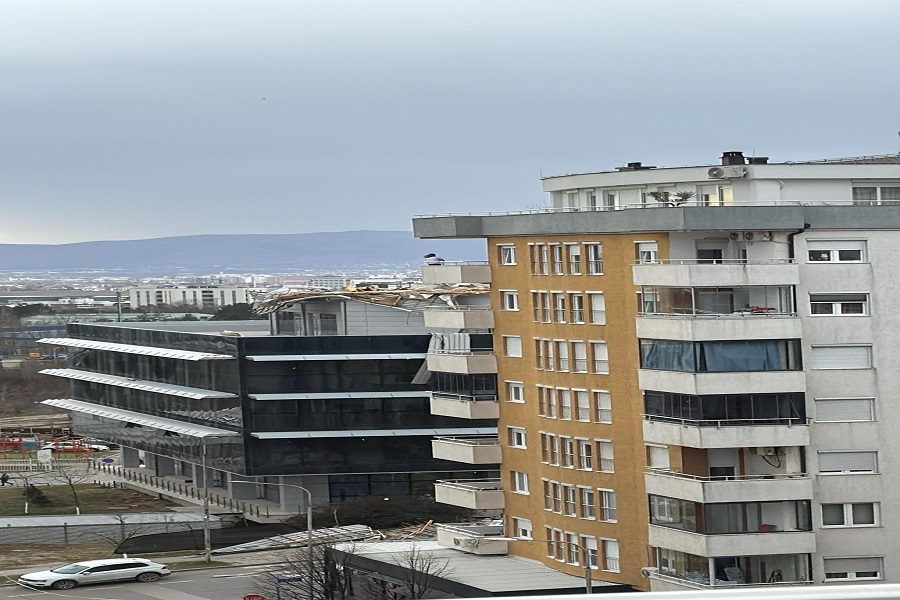 The roof of the new municipality building of Prishtina was brought down by strong winds, the damages will be compensated