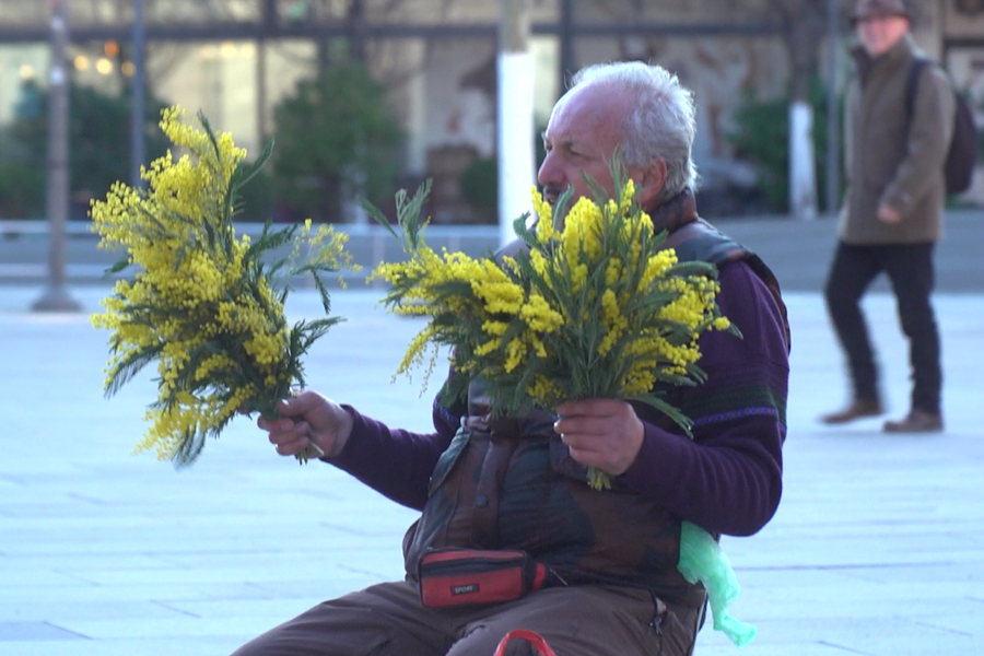 I cittadini festeggiano San Valentino, la festa degli innamorati?  • Kosovo stamp