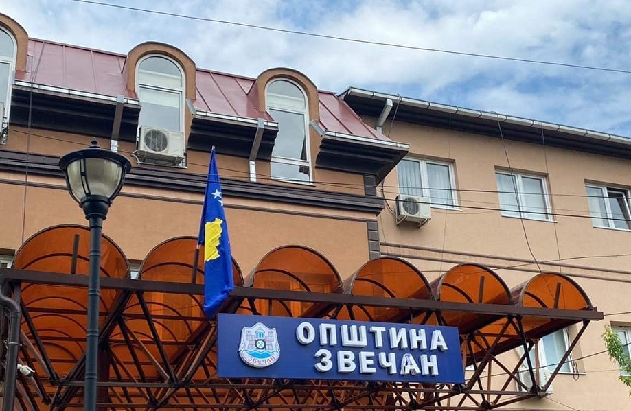 Serbs burn the flag of Kosovo in Zveçan