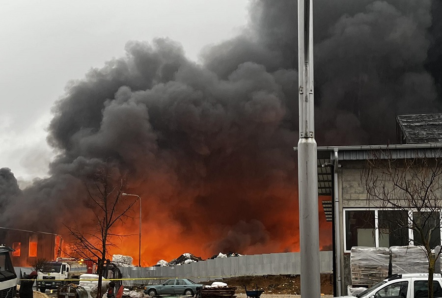 The fire in the Business Park in Drenas is brought under control