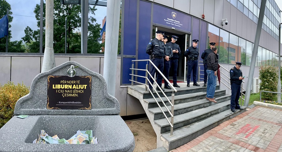 PSD with an action in front of the Government, inaugurates the “millionaires’ fountain”