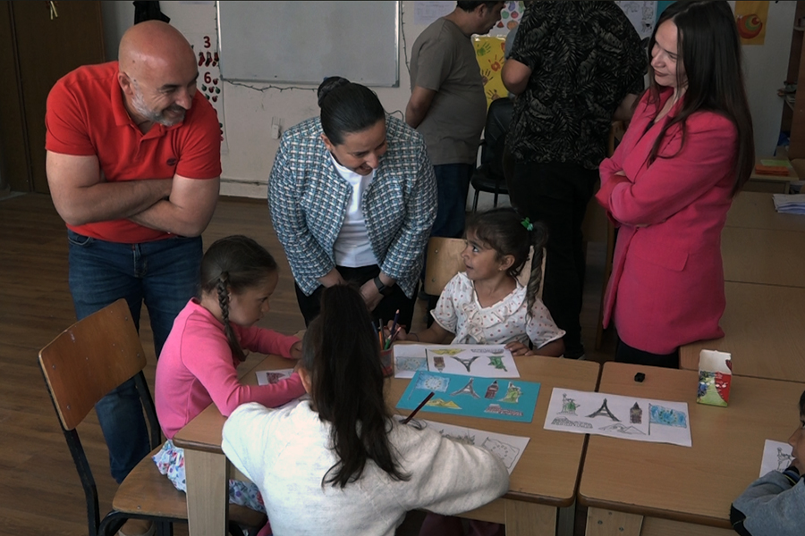 The EULEX representative visits the Roma Center in Mitrovica, gets to know its activities closely