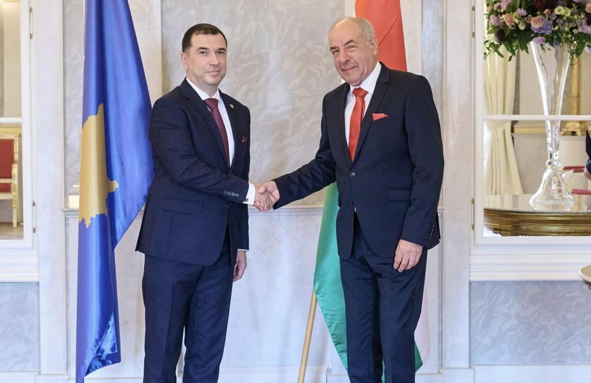 Ambassador Delfin Pllana hands over his credentials to the President of Hungary