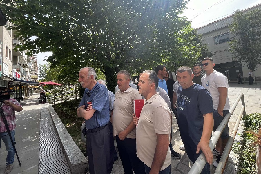 Shipitulla residents protest in front of the KEK offices in Prishtina “we want the expropriation of the whole village”