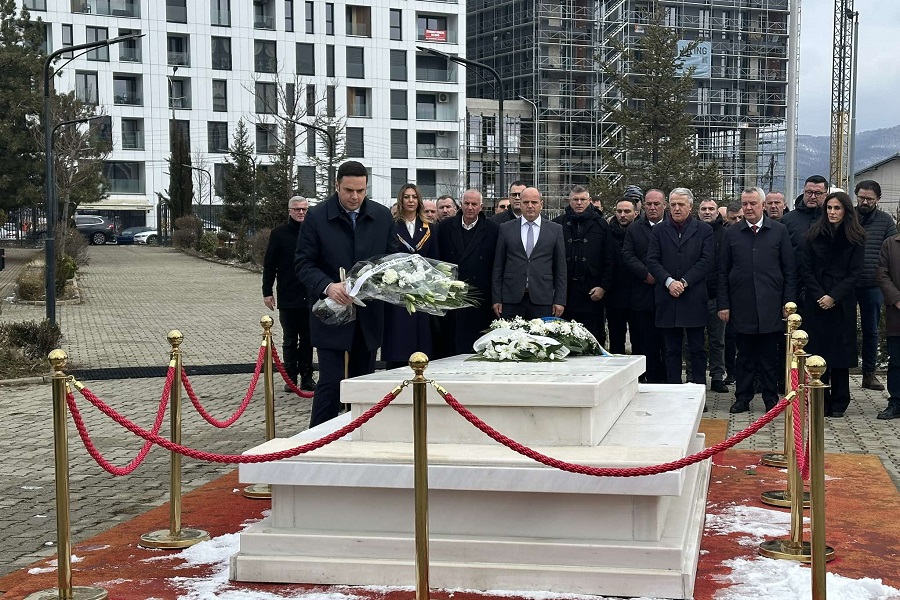 Abdixhiku pays homage at Rugova’s grave on the 17th anniversary of independence