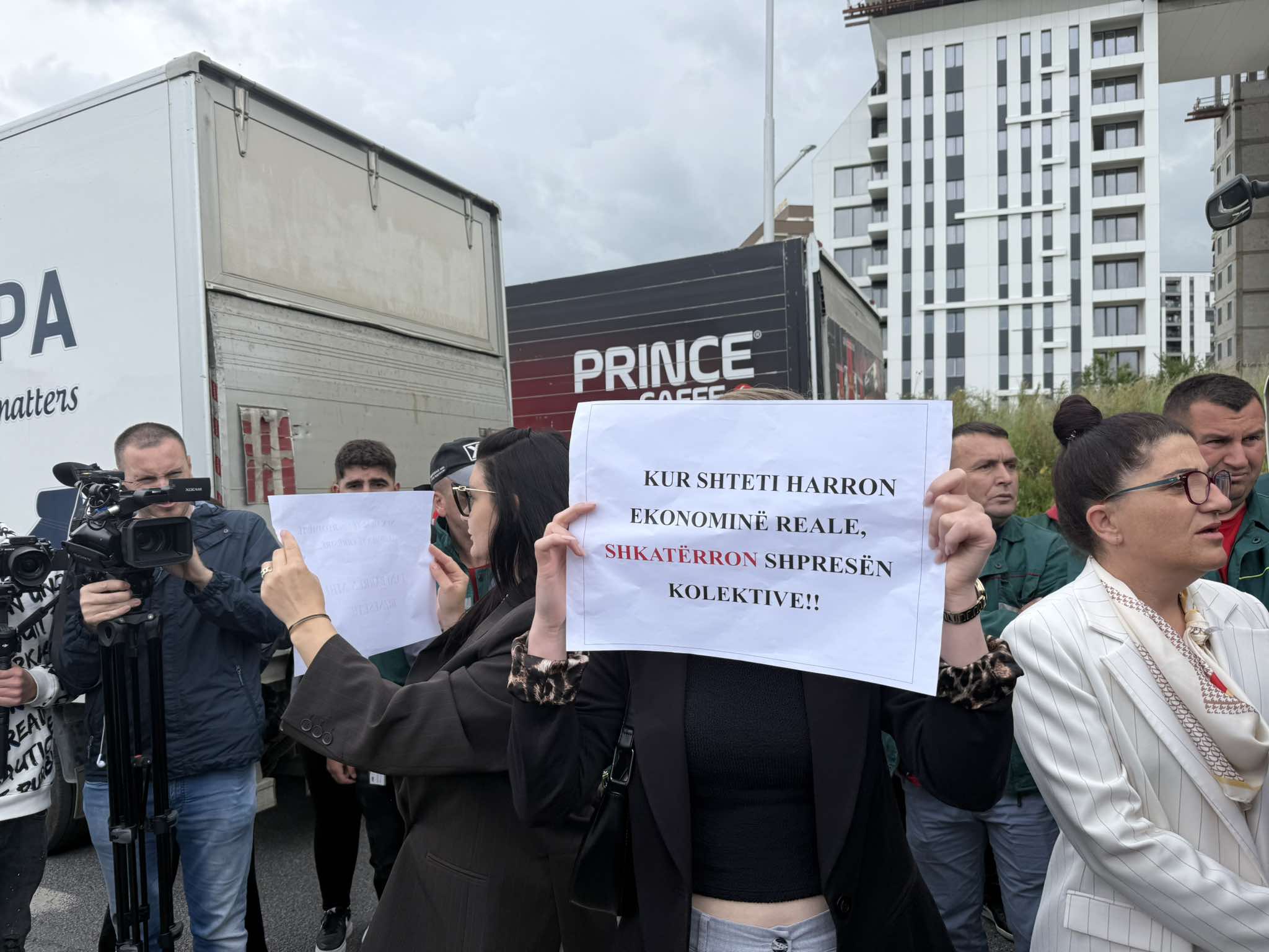 The businesses’ protest ends with a demand for reflection from the institutions