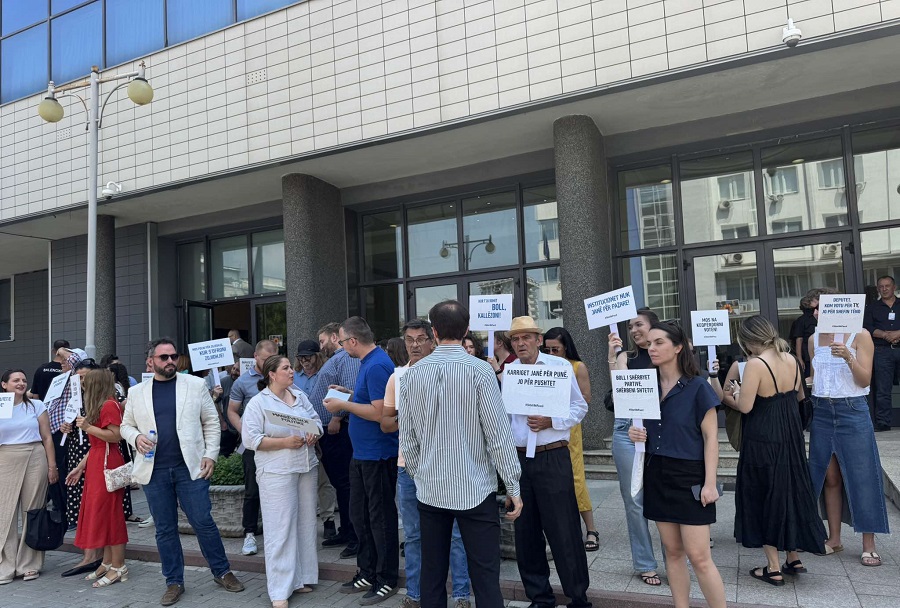 Civil society protests in front of the Assembly once again