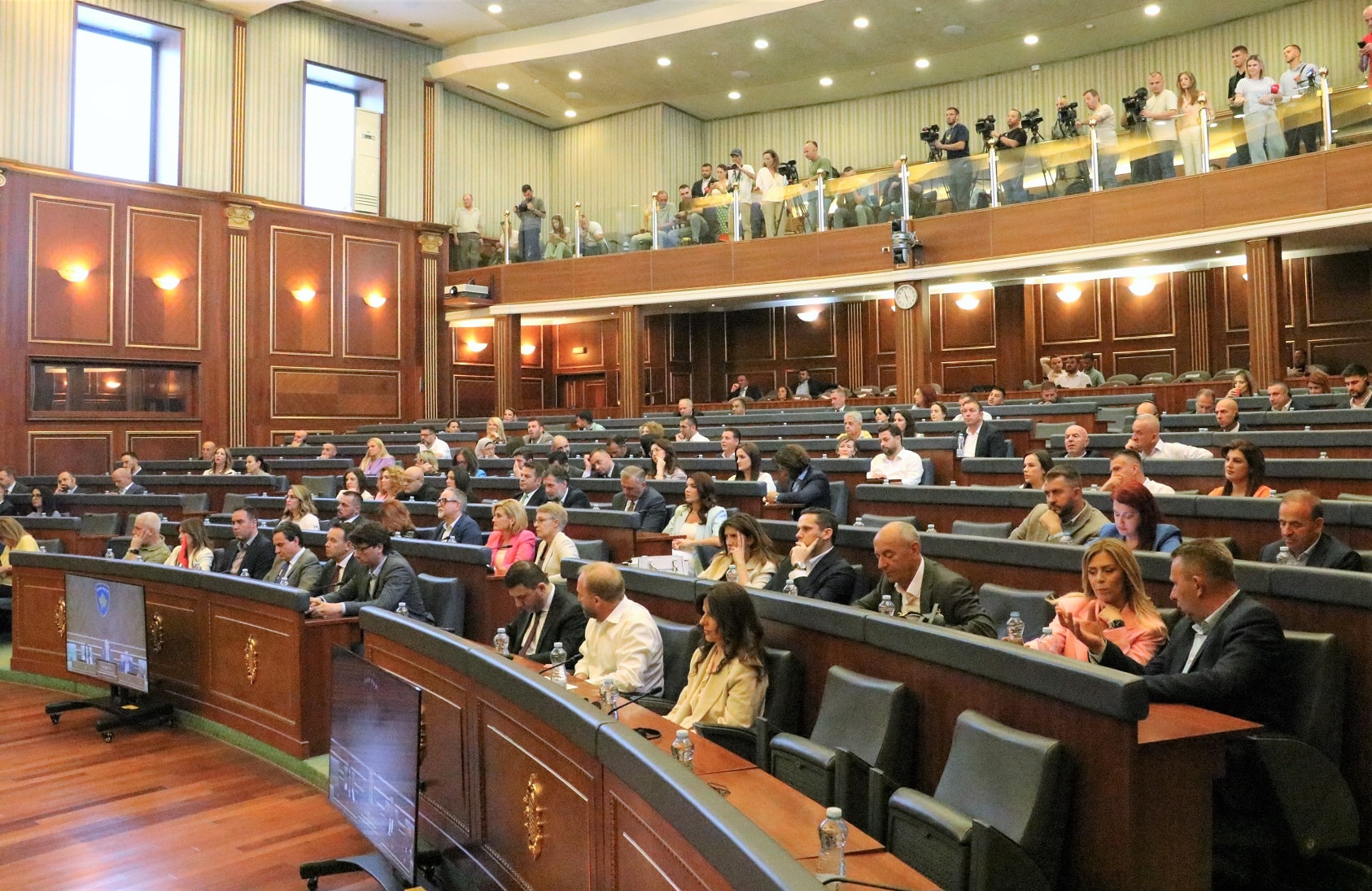 Kosovo in political deadlock: New institutions or extraordinary elections?