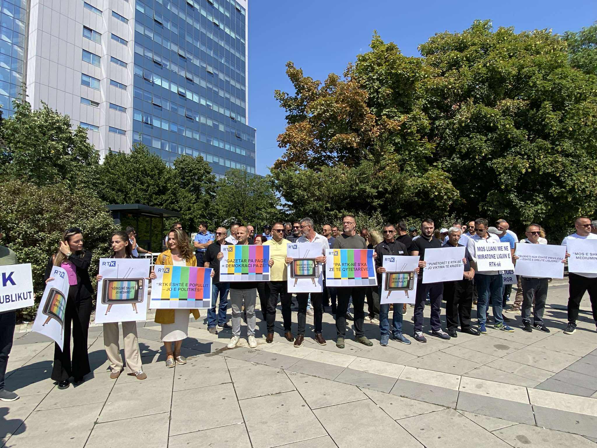 RTK journalists protest over unpaid salaries, they do not rule out a strike in the future