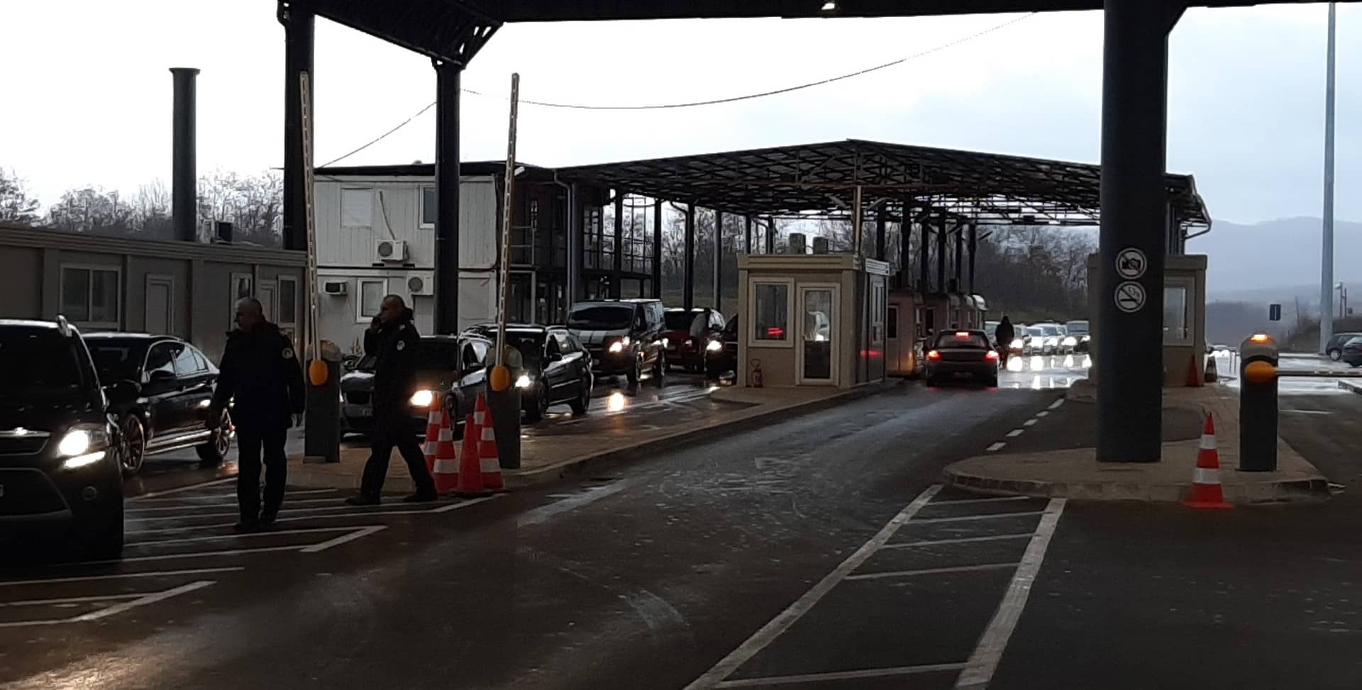 Long vehicle queues in Merdare, waiting times of over three hours at the exit