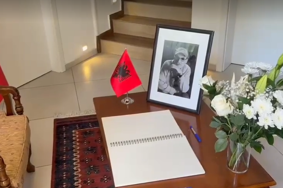 The Embassy of Albania opens the book of condolences for the director Anagnosti