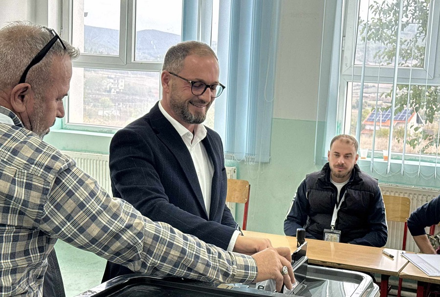 Petrit Hajdari casts his vote