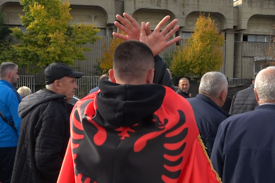 Citizens from Kosovo head to Tirana united to protest in support of former KLA leaders