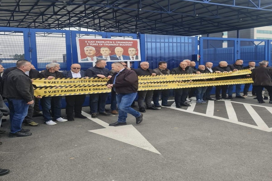 Former war leaders unjustly held in The Hague, KLA War Veterans hold symbolic action in front of EULEX