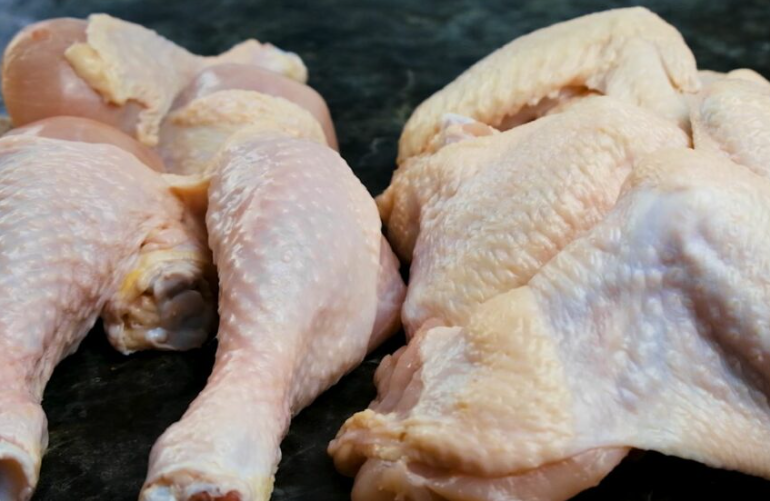 Several tons of chicken contaminated with Salmonella imported from Romania destroyed
