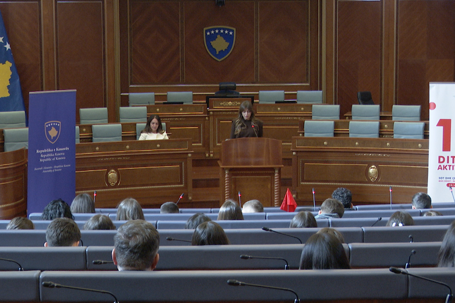 Haxhiu – to students: There are cases when politicians are not the best example to follow