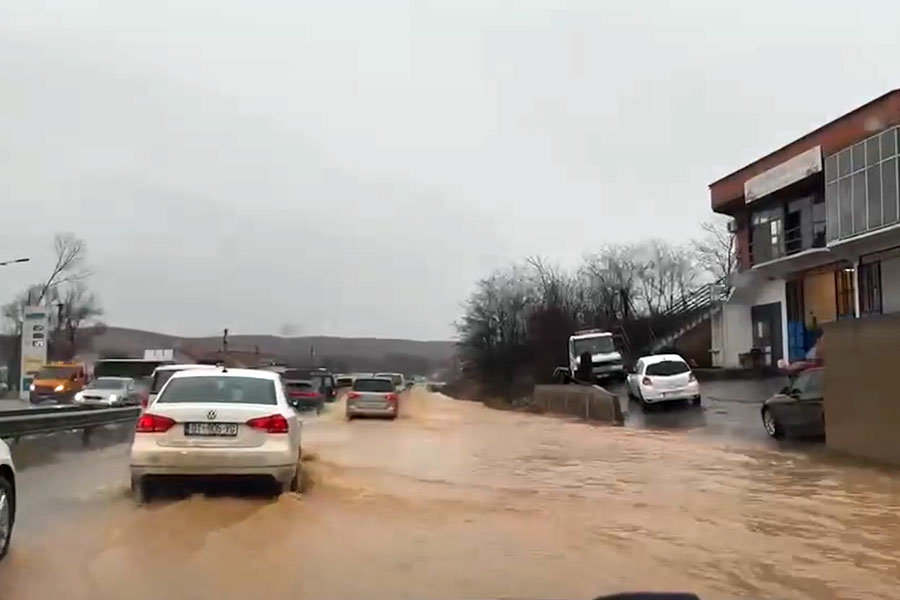 Long traffic queues on the Fushe Kosova–Prishtina highway due to heavy rainfall