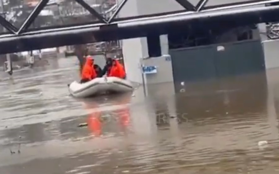 Five families rescued after being trapped by floods in the “2 Korriku” neighborhood of Mitrovica