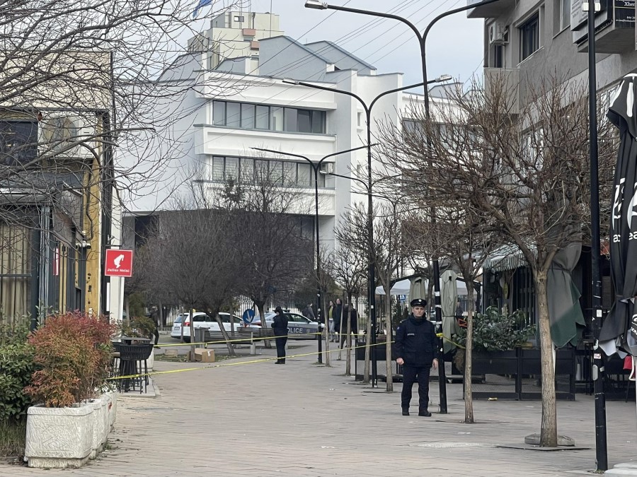 Traffic accident in Pristina, motorcyclist hits police officer and flees the scene