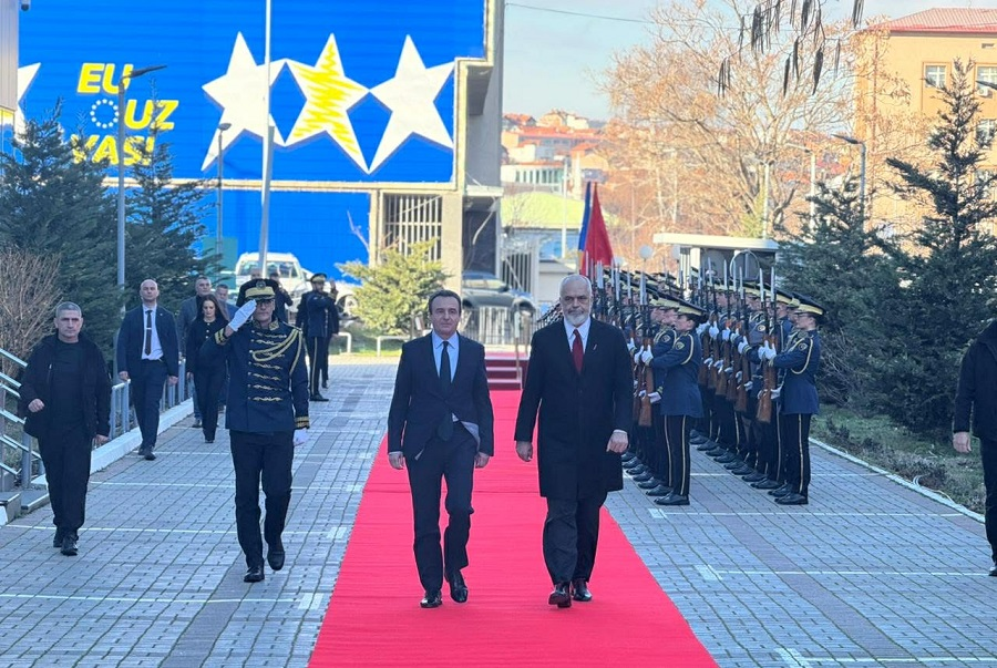 Kurti welcomes Rama with a state ceremony in Prishtina