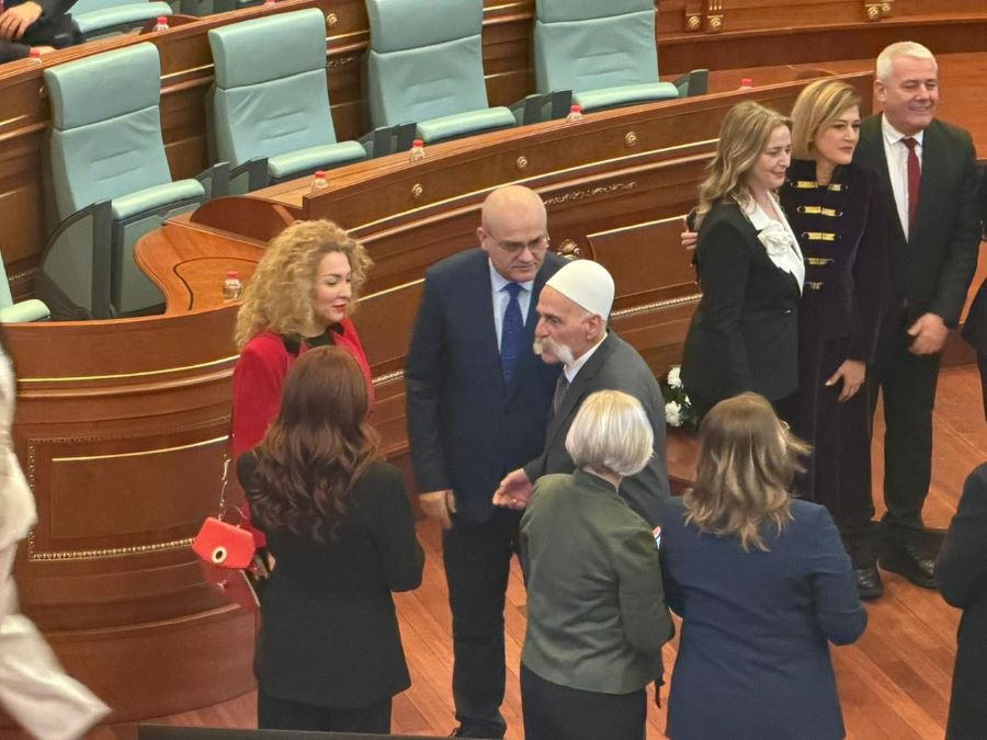 ​Rifat Jashari arrives at the Assembly, MPs get close to greet him