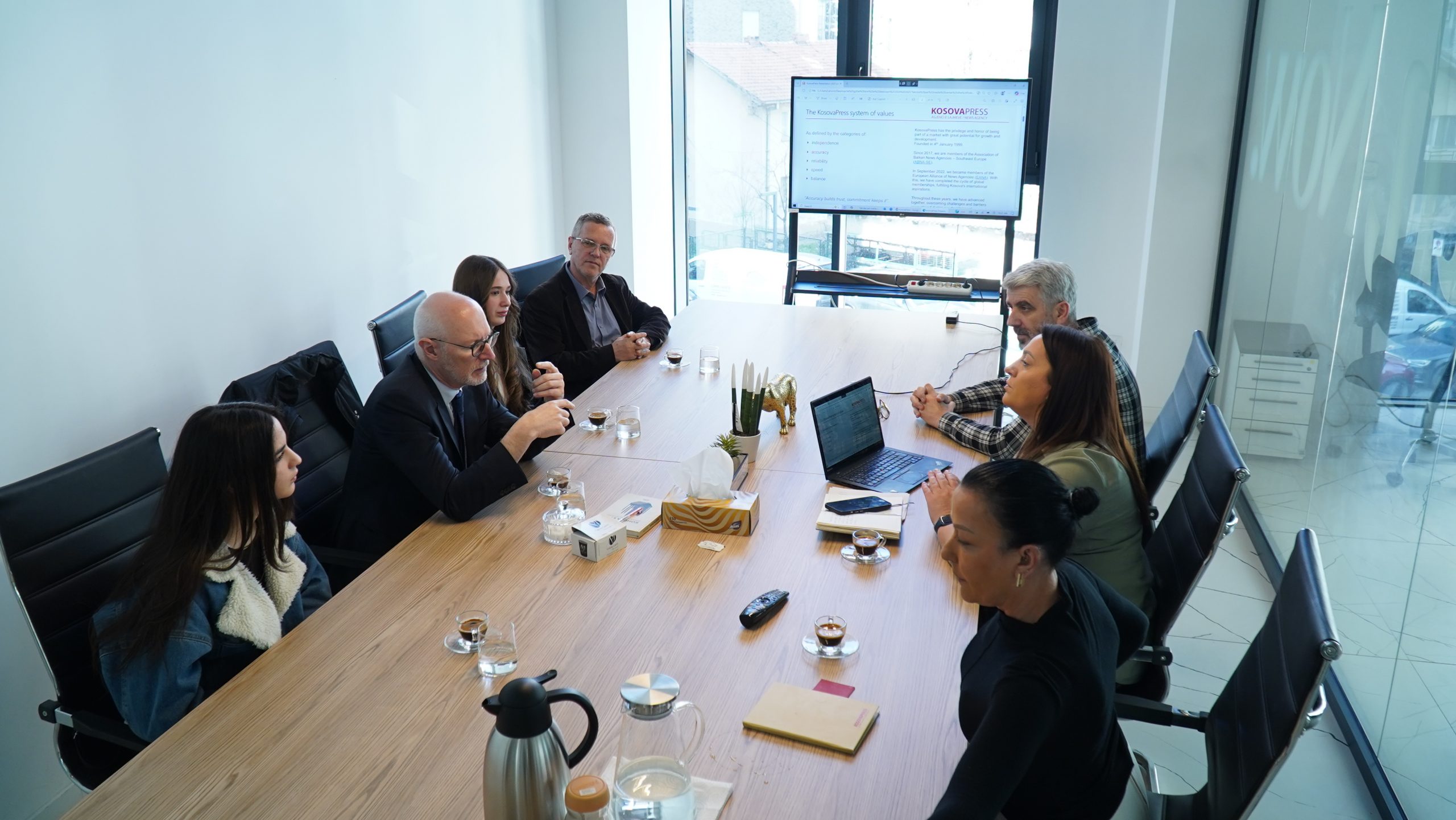 Guerot visits KosovaPress, commends modern facilities and good working conditions for journalists