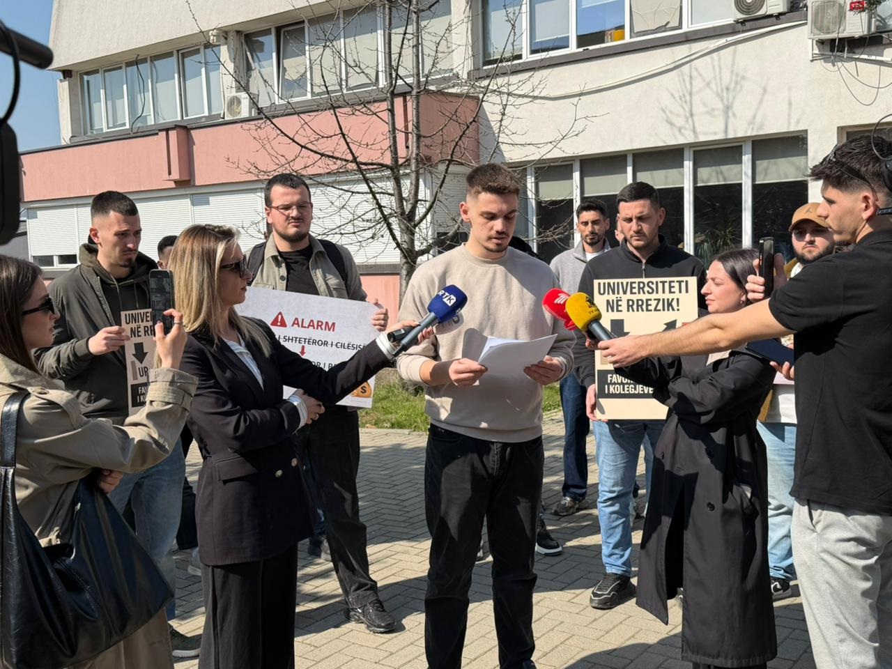 Students protest against the number of dentists and favoritism toward private colleges