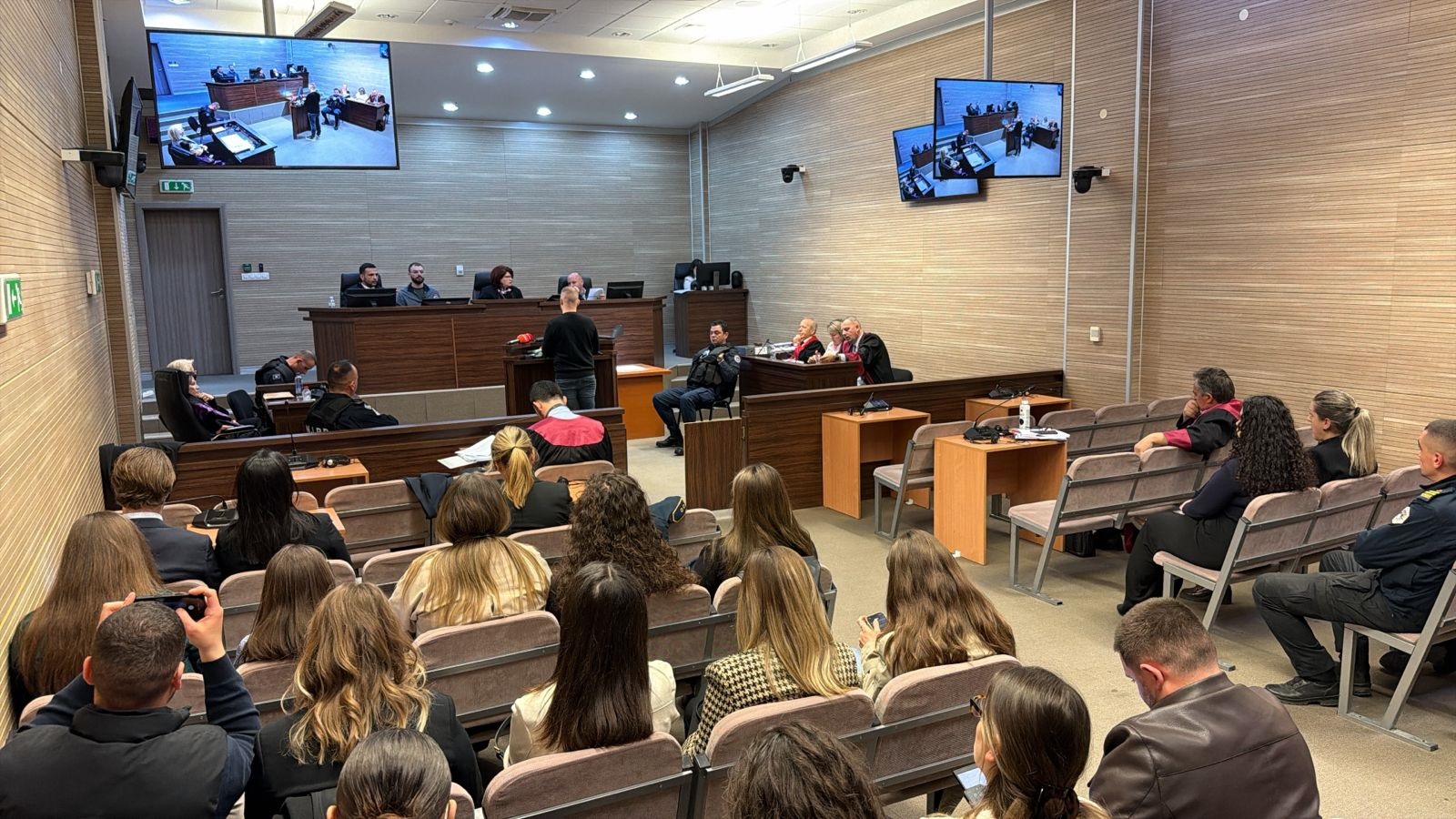 Judge confronts Naim Murseli with photos of Liridona from the night of the incident