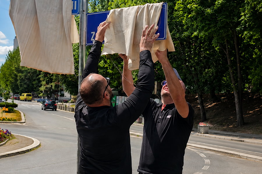 Kosovo’s ministry installs new street names in North Mitrovica, Serb List removes them