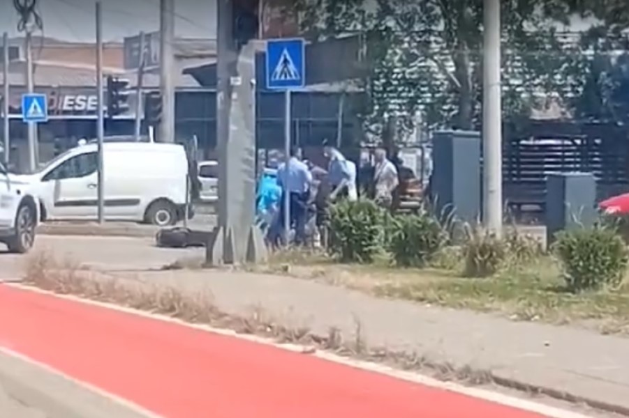 “Wolt” motorcyclist injured after colliding with car