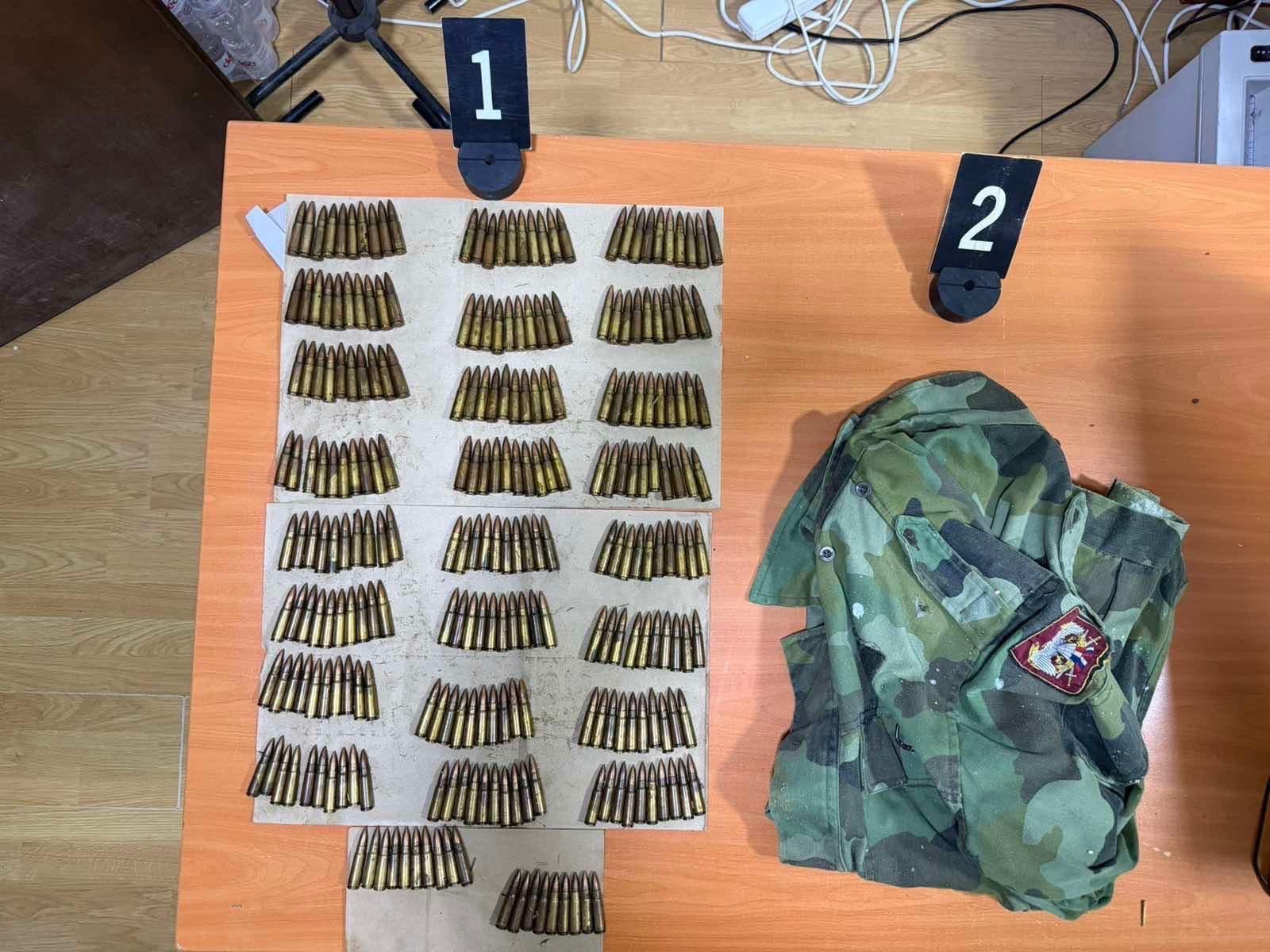 Three uninhabited houses searched in Zubin Potok, hundreds of bullets and military equipment found