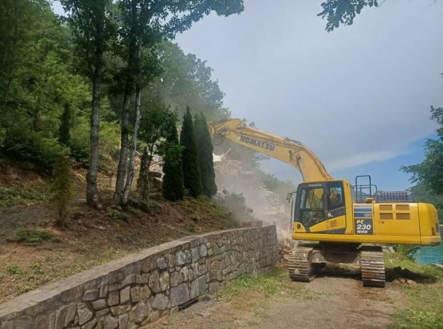 Kosovo Police support operation to demolish illegal villas at Lake Ujman, no incidents reported