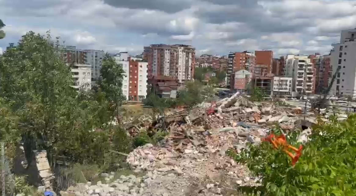 Prishtina demolishes house on “Rruga A”, neighbor objects to intervention