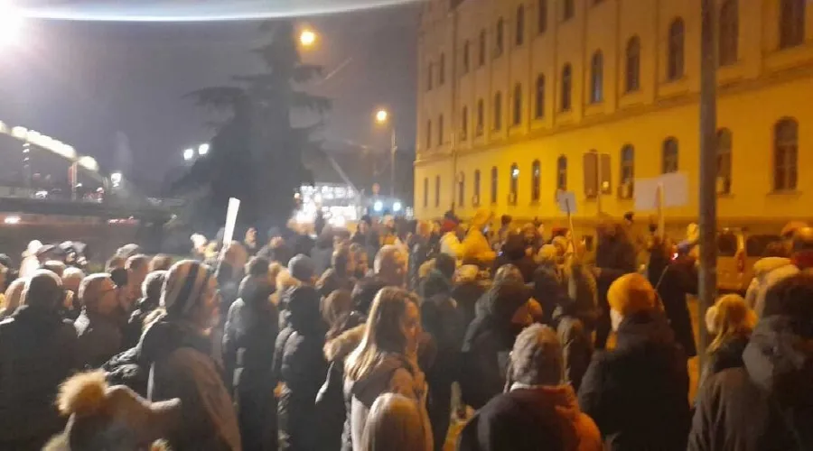 Do të na shkelni, protesta në Serbi pas tentim-vrasjes së studentes