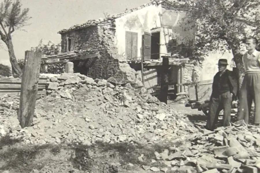 Informacionet e gabuara që çuan në bombardimin e San Marinos Gjatë Luftës së Dytë Botërore  më 26 qershor 1944  San Marino  i cili në atë kohë kishte shpallur neutralitetin  u bombardua gabimisht nga Forcat Ajrore Mbretërore të Britanisë së Madhe   