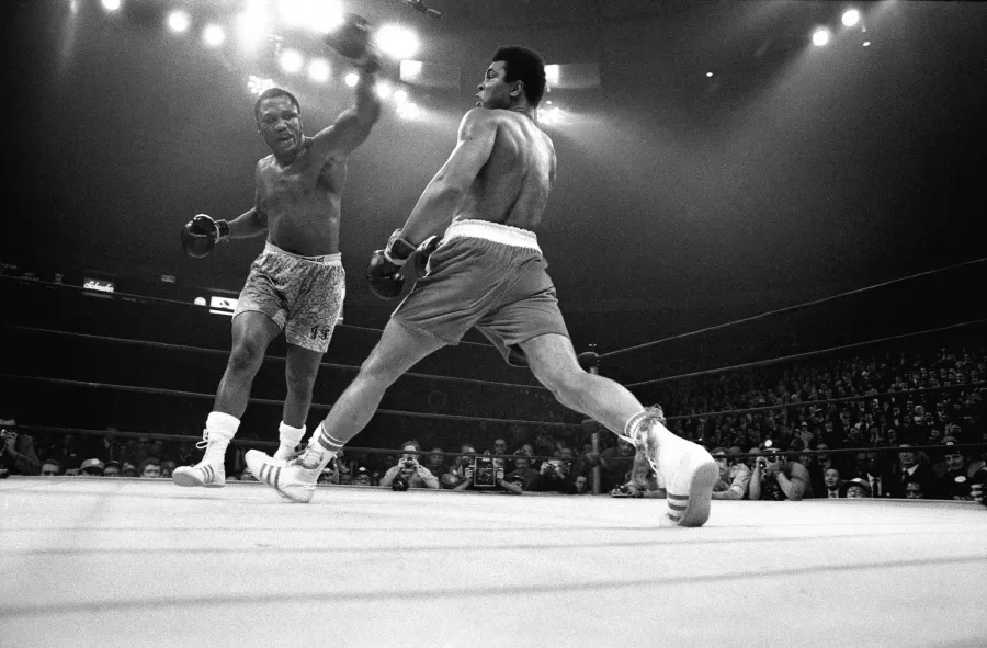Muhammad Ali refuzoi të kryente shërbimin ushtarak  gjykata vendos në favor të tij Gjykata e Lartë amerikane më 28 qershor të vitit 1971  shfuqizoi dënimin e ish kampjonit të boksit për peshat e rënda  Muhamed Ali  i cili kishte refuzuar të   