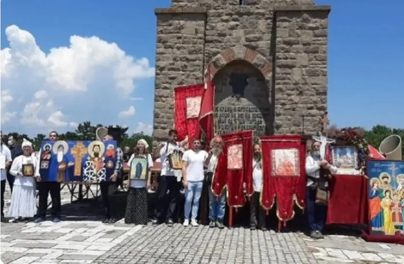 Vidovdani   dita kur serbët festojnë humbjen Data 28 qershor shënon zhvillimin e Betejës së Kosovës  ku koalicioni i ushtrive të popujve të Ballkanit pësoi humbje nga Perandoria Osmane  Pas kësaj humbjeje  popujt e Ballkanit u pushtuan nga   