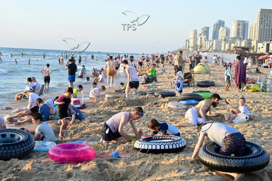 Ultra-Orthodox vacationers enjoy the Bein Hazmanim vacation