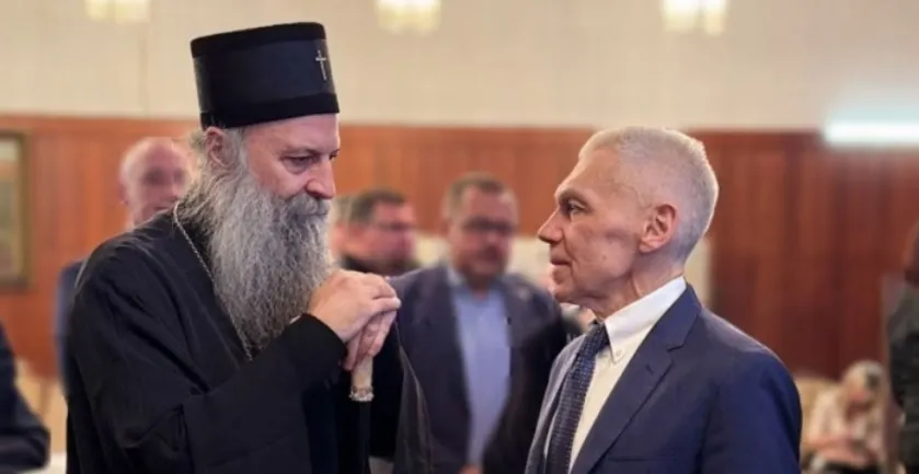 Ambasada Ruse, Kisha Ortodokse Serbe