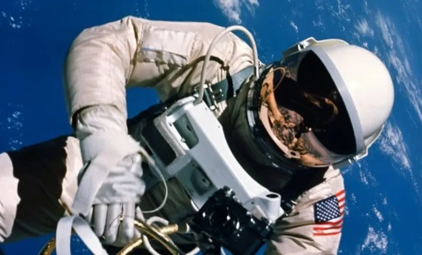 Astronauti që eci për herë të parë në hapësirë Edward White më 3 qershor të vitit 1965  eci për herë të parë në hapësirë Astronauti amerikan White doli nga sonda  Gemini  në një lartësi prej 216 km mbi tokë  I lidhur në anijen kozmike me një tub   