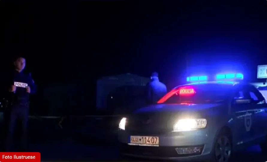 Arrestohen dy persona të dyshuar për kontrabandim me migrantë Policia e Kosovës  dje në kuadër të zbatimit të planit operativ  Migrimi Ilegal   gjatë vëzhgimit të vijës kufitare në afërsi të pikë kalimit kufitar Hani i Elezit  kanë vërejtur një   